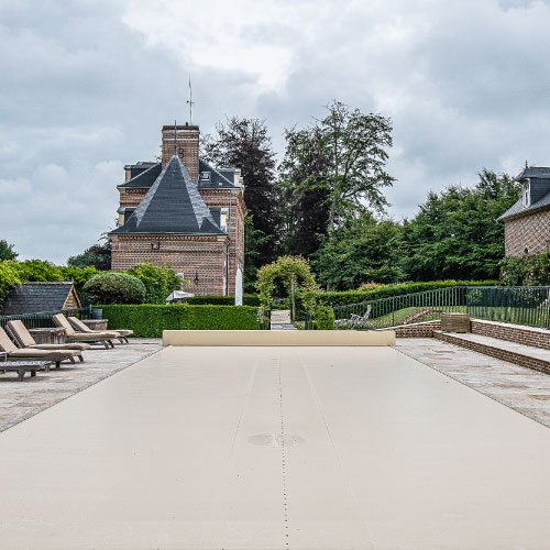 Off-white coverseal in a castle garden